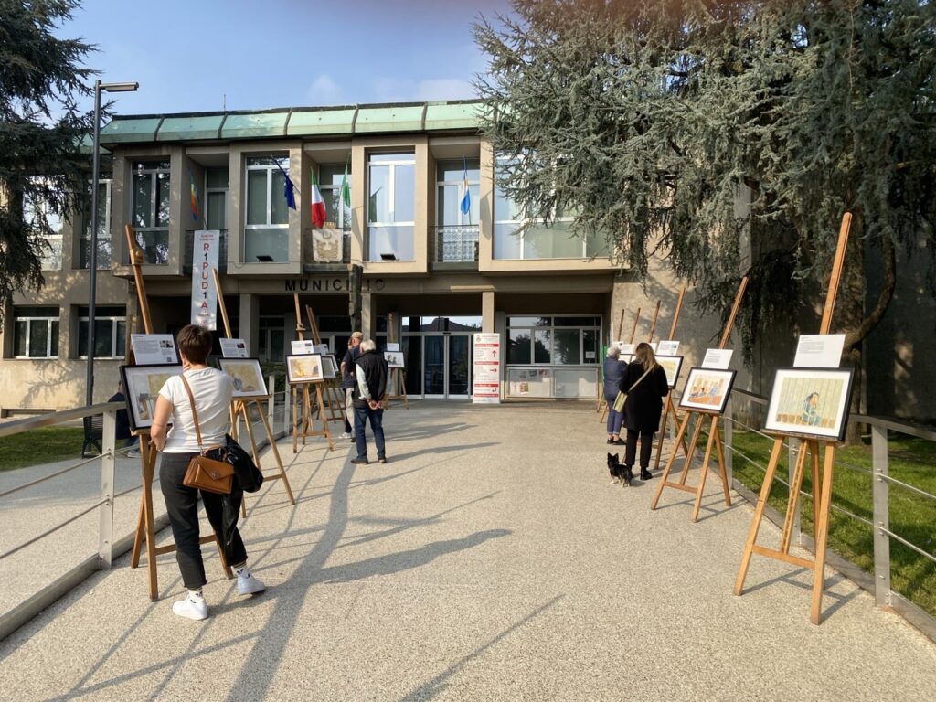 Allestimento all’aperto della mostra ad Arluno