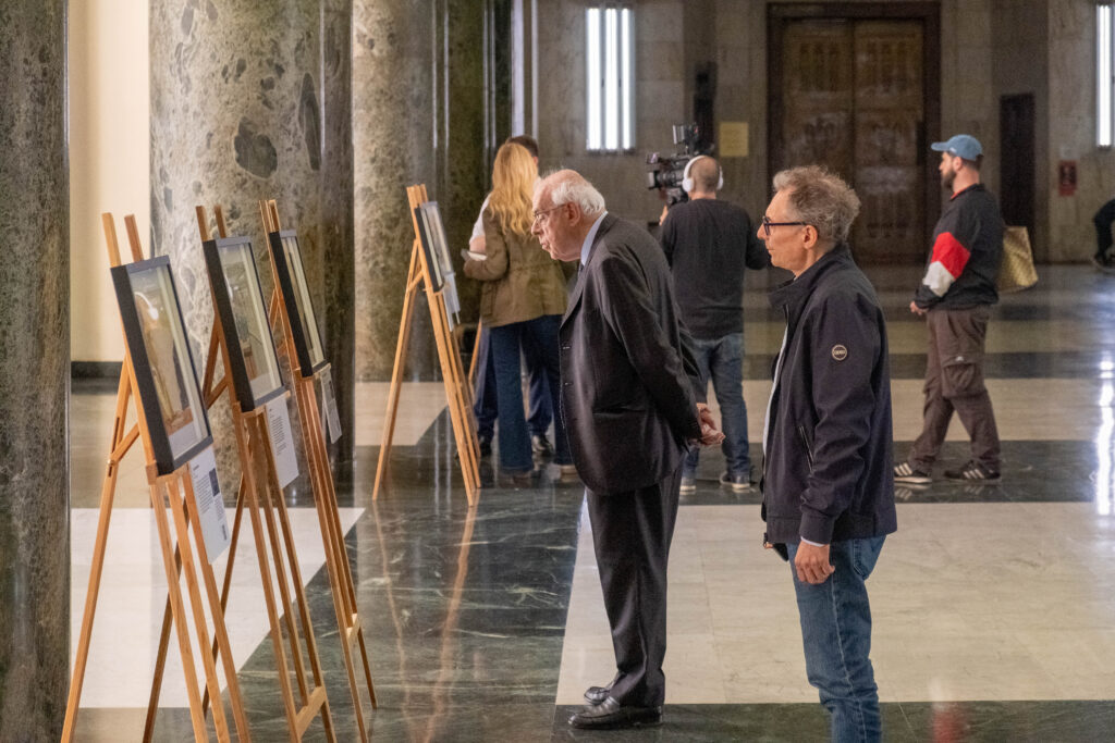 Visitatori davanti alle opere nel Palazzo di Giustizia di Milano