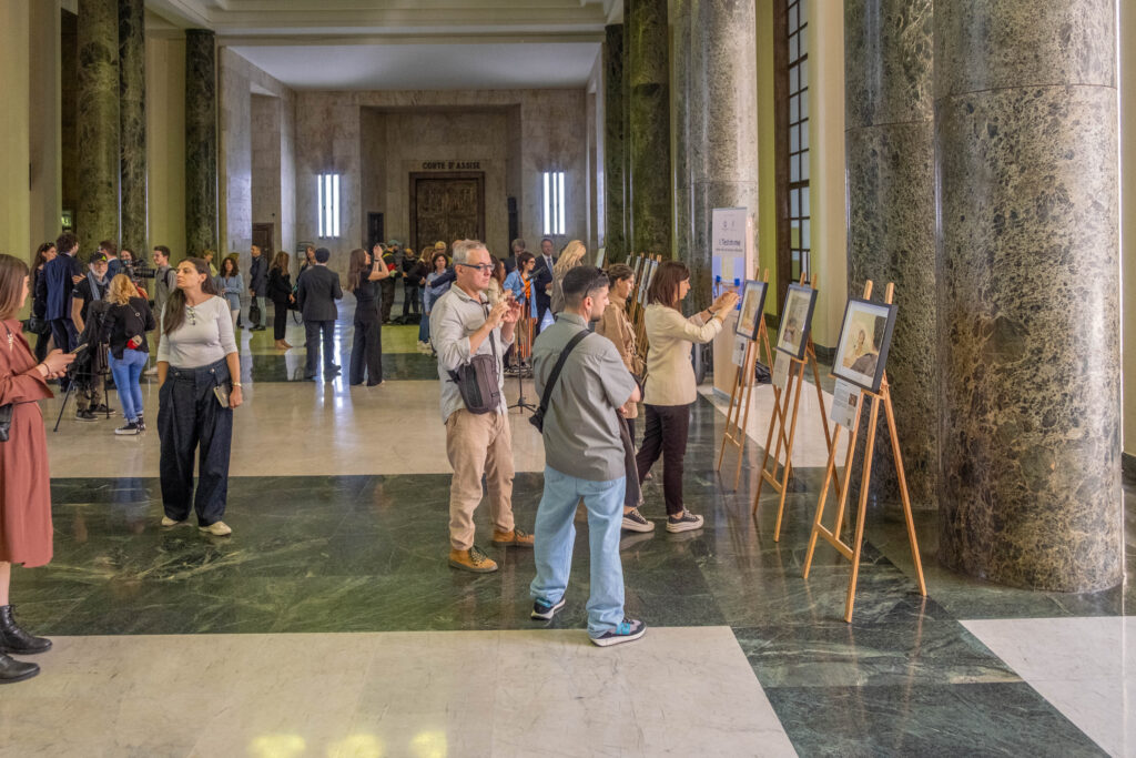 Allestimento delle illustrazioni nel Palazzo di Giustizia di Milano