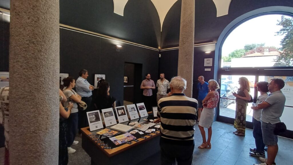 Pubblico durante l’inaugurazione della mostra di Corbetta