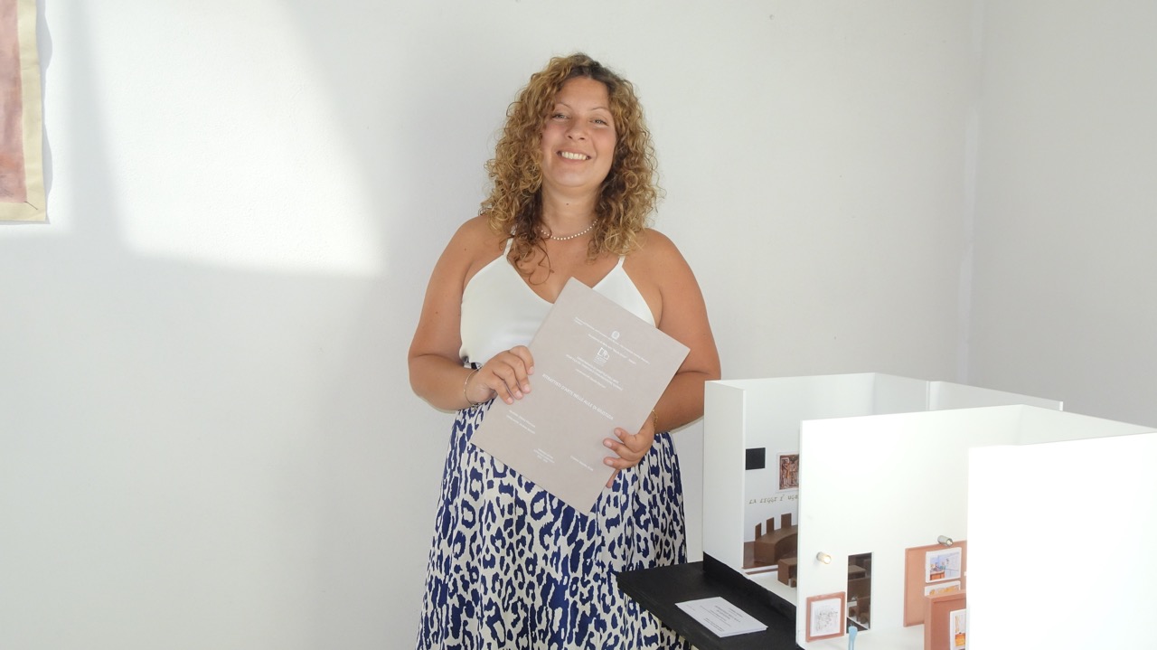 Cristina Valente con la tesi Ritrattisti d'arte nelle aule di giustizia e il plastico del progetto espositivo