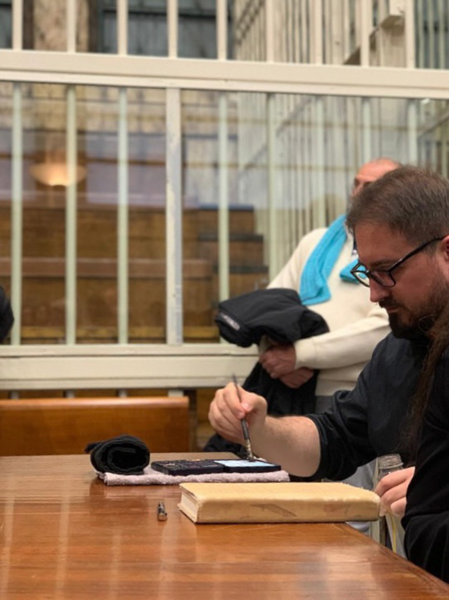 Andrea Spinelli dipinge durante un'udienza in aula