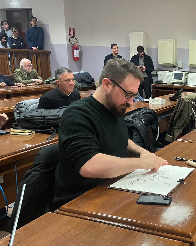 Andrea Spinelli mentre realizza un'illustrazione giudiziaria dal vivo